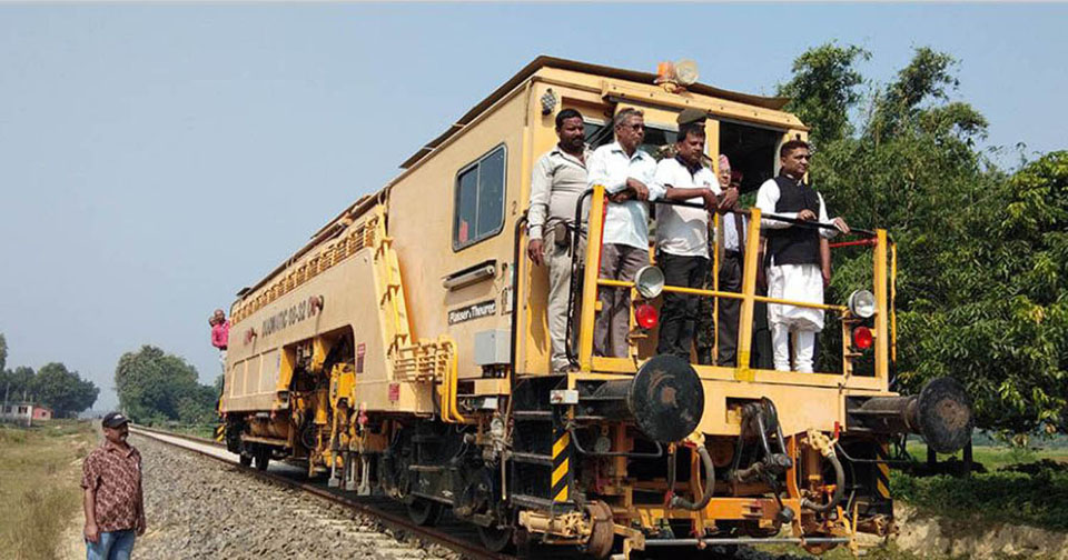 भौतिक पूर्वाधार तथा यातायातमन्त्री रघुवीर महासेठसँगै रेल विभागका डीजी बलराम मिश्र, भारतीय निर्माण कम्पनी एरकोनका प्रमुख रवि सहाय लगायतको टोली रेलमार्गबाट जनकपुरदेखि जयनगरसम्मको यात्र??