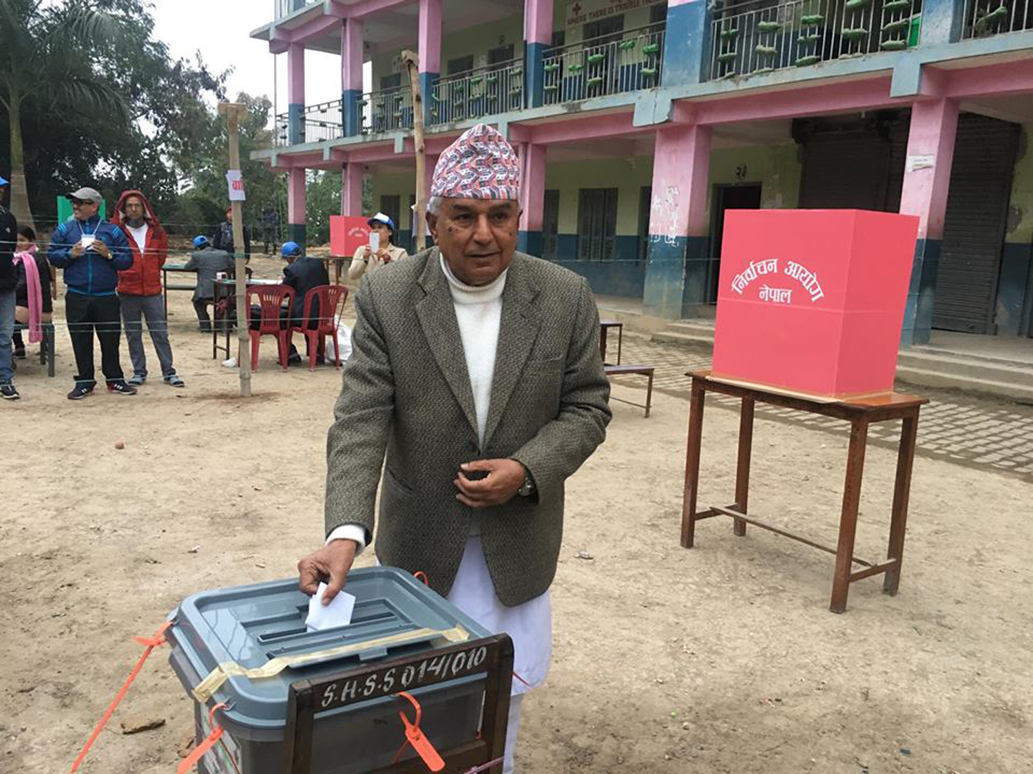 तनहुँस्थित व्यास नगरपालिकाको सत्यवती मावि मतदान केन्द्रमा मतदान गर्दै नेपाली कांग्रेसका वरिष्ठ नेता रामचन्द्र पौडेल । तस्बिरः रासस