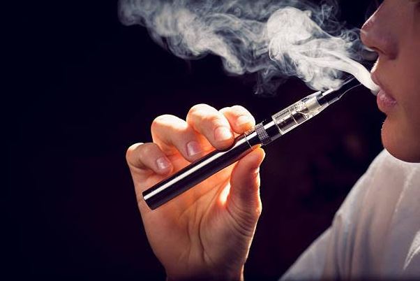 युवाहरुमाझ लोकप्रिय इ–सिगरेट स्वास्थ्यका लागि ठूलो खतरा 