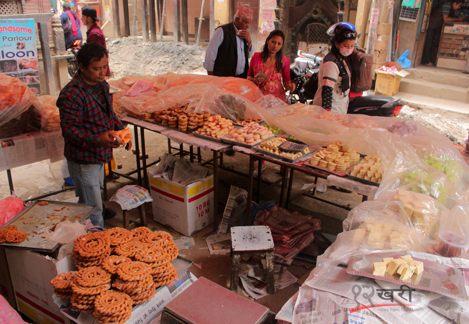 काठमाडौंको बाङ्गेमुढास्थित मातातीर्थ औंसीको लागि मिठाइका परिकार बेच्दै व्यापारी । तस्बिर : सरिता खड्का