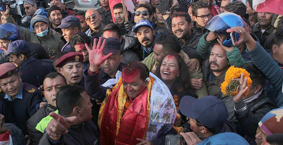 काठमाडौं ४ बाट विजयी भएपछि जुलुसमा सहभागी हुँदै नेपाली कांग्रेसका नेता गगन थापा । तस्बिर, बाह्रखरी