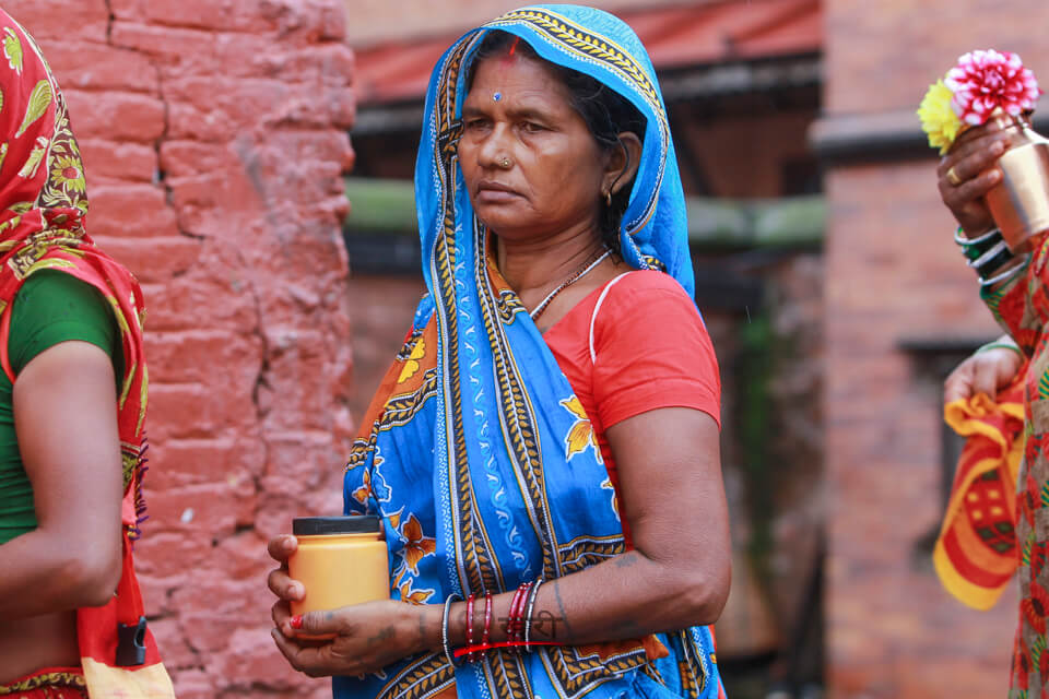 काठमाडौँको पशुपतिनाथमा भारतबाट बोलबम मनाउन आएकी एक महिला । तिर्थयात्रुहरु हरेक वर्ष भारतबाट बोलबम मनाउन सयौको संख्यामा नेपाल आउने गर्छन् ।