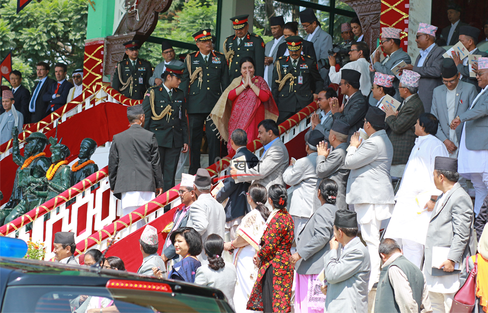 काठमाडौँको सैनिक मंचमा बुधबार संविधान दिवसको कार्यक्रमपछि बाहिरिदै राष्ट्रपति विद्यादेवी भण्डारी ।