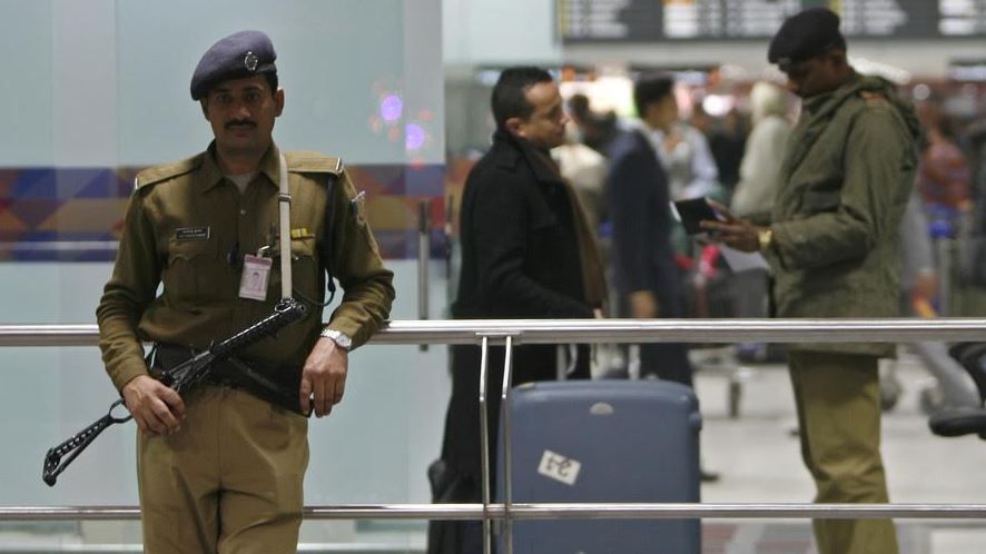 भारतीय विमानस्थलका सुरक्षाकर्मीलाई हाँस्न निषेध !