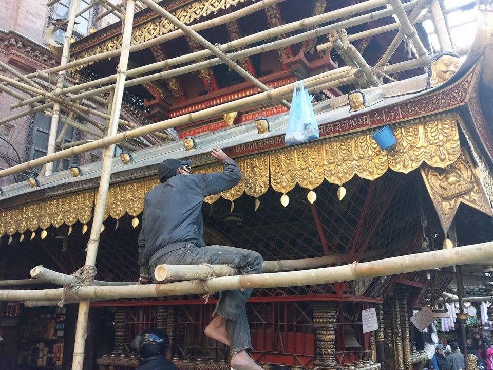 काठमाडौंको असनस्थित अन्नपूर्ण मन्दिरमा बुट्टा भर्दै शिल्पी । तस्बिर : बाह्रखरी