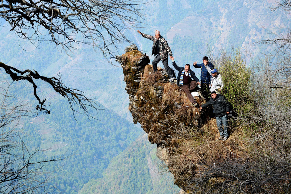 बागलुङको पर्यटकीय लेक घम्टेमा अवस्थित ‘हात्ती सुँढे’ थुम्कोमा चढेका आन्तरिक पर्यटक । तस्वीर : रासस