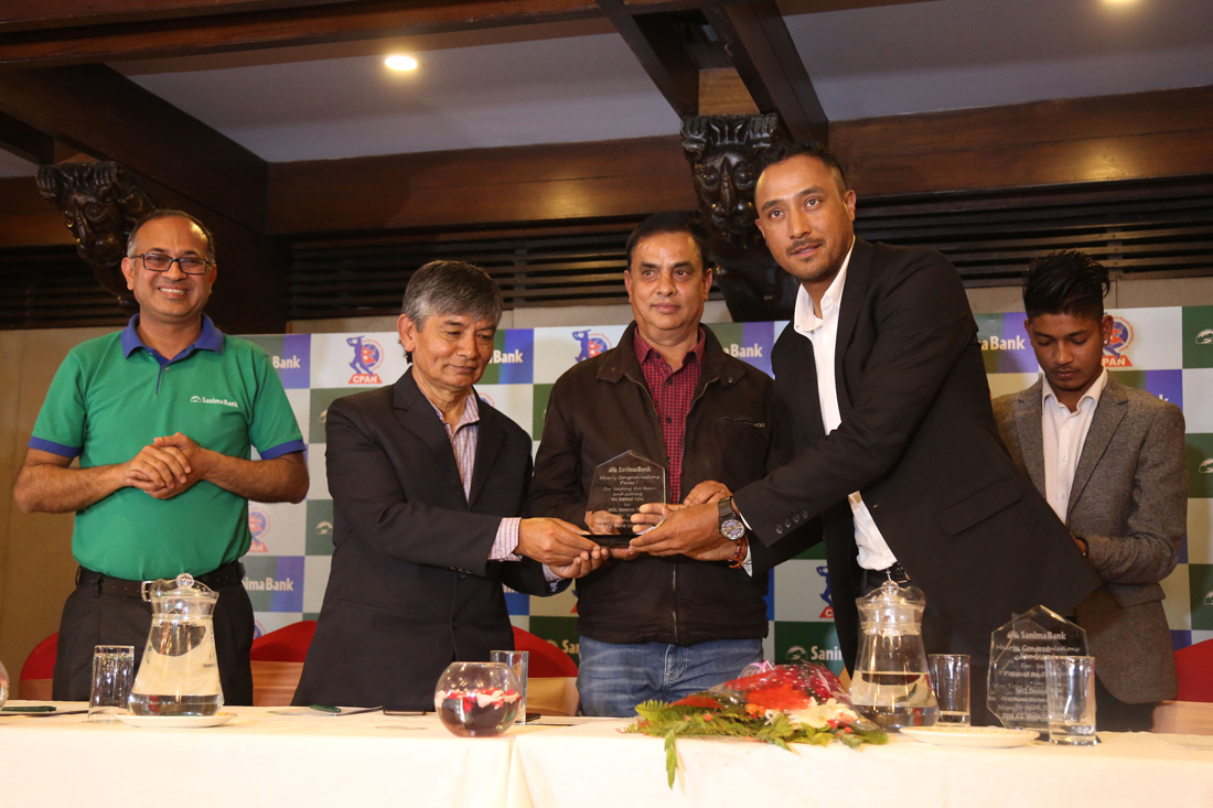 सानिमा विकास बैंकद्वारा बिहीबार आयोजित कार्यक्रमा राष्ट्रिय क्रिकेट टोलीका कप्तान पारस खड्कालाई सम्मान गर्दै कलाकारद्वय मदनकृष्ण श्रेष्ठ र हरिवंश आचार्य । तस्बिरः रासस