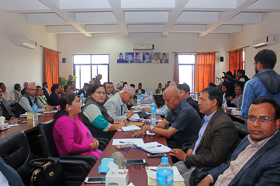 पार्टी कार्यालय सानेपामा शुक्रबार सुरु भएको नेपाली कांग्रेसको केन्द्रीय समिति बैठकमा सहभागीहरु । तस्बिर : बाह्रखरी