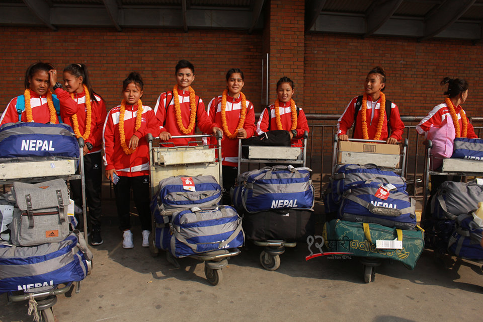स्वेदश फर्किएको नेपाली यु–१८ महिला फुटबल टोली बुधबार त्रिभुवन अन्तर्राष्ट्रिय विमानस्थलमा । तस्बिरः सरिता खड्का
