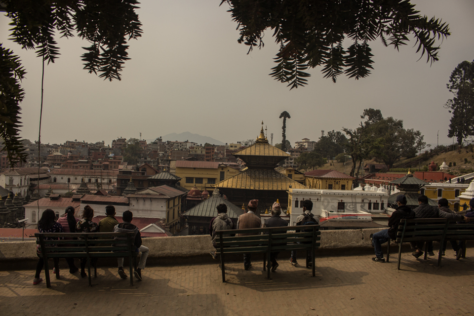 काठमाडौंको पशुपतिस्थत मृगस्थलीबाट पशुपतिनाथको मन्दिर नियाल्दै सर्वसाधारण । तस्बिर : बाह्रखरी