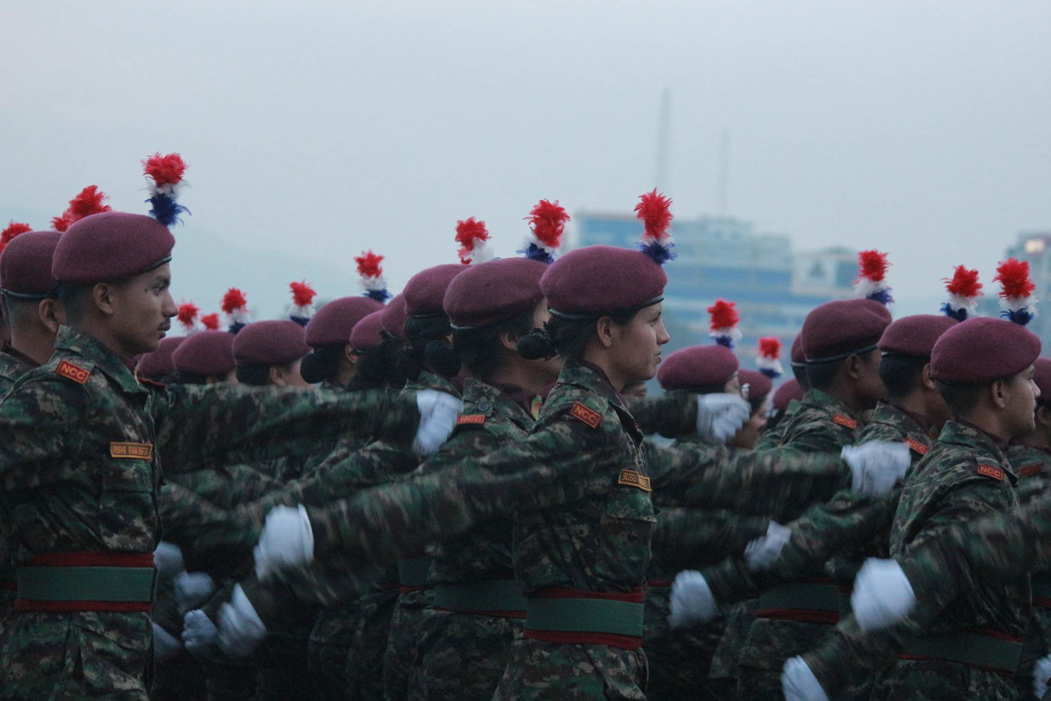 सेना दिवसको अवसरमा काठमाडौंमा गरिएको कार्यक्रममा सहभागी परेड खेल्दै नेपाली सेना । तस्बिर, बाह्रखरी