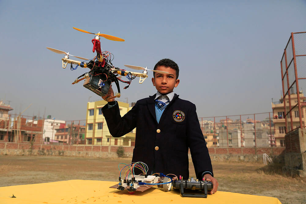 अक्षरा स्कुलमा शैक्षिक प्रदर्शनी, विद्यार्थीले बनाएको ड्रोन उडाइयो