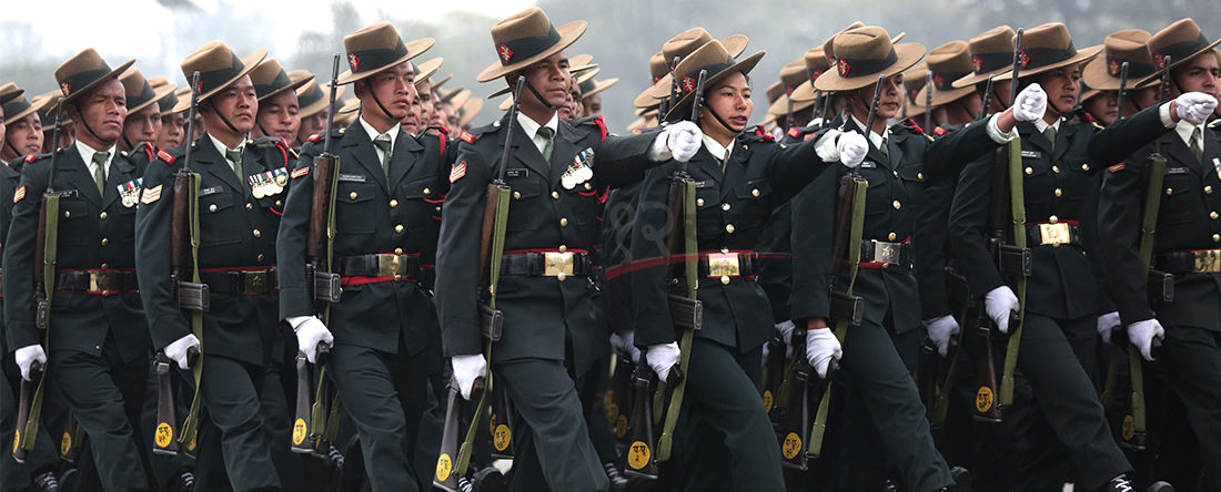 सैनिक दिवसका अवसरमा काठमाडौंको सैनिक मञ्च टुँडिखेलमा शुक्रबार मार्चपास गर्दै नेपाली सेना । तस्बिर : हरिशजंग क्षेत्री