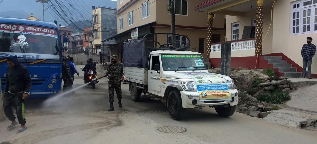 काठमाडौंको चन्द्रागिरि नगरपालिकास्थित राधाकृष्ण टोलमा औषधि छर्कँदै नेपाली सेनाको टोली । तस्बिर : रोविन पौडेल/बाह्रखरी