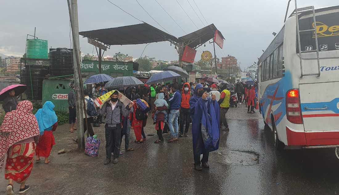 काठमाडौंबाट सयौं बस रातारात छुट्दै, प्रहरी भन्छ– बल प्रयोग गर्न मन मान्दैन