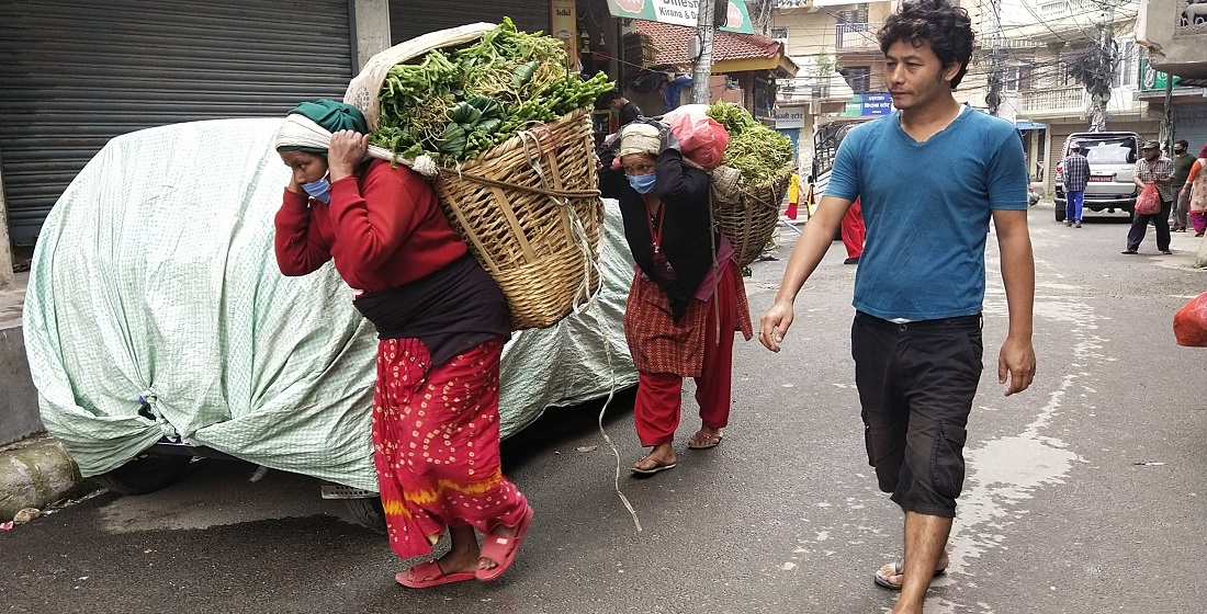 लकडाउनकाबीच भक्तपुरबाट आफैंले उत्पादन गरेको तरकारी बेच्‍न काठमाडौंको शान्तिनगर पुगेका महिला । तस्बिर : हरिशजंग क्षेत्री
