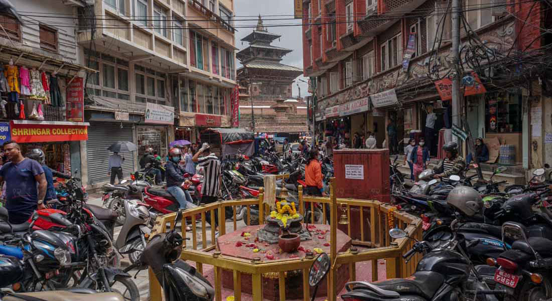 सवारीसाधन चल्न थालेसँगै काठमाडौंको मखन टोलमा सडक ढाक्ने गरी पार्किङमा राखिका मोटरसाइकलहरू । तस्बिर : सुनील प्रधान/बाह्रखरी