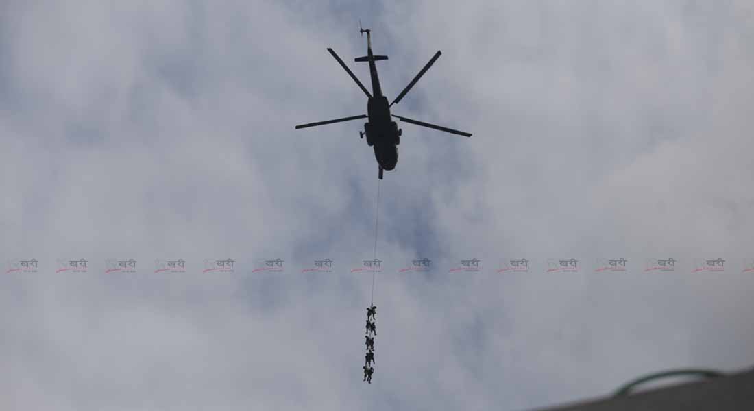 काठमाडौंको आकाशमा आइतबार हेलिकोप्टरबाट झुन्डिएर अभ्यास गर्दै नेपाली सेनाका जवान । तस्बिर : सुनील प्रधान