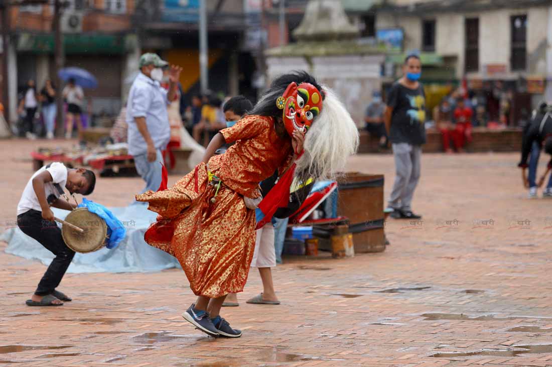 किर्तिपुरबाट आएका लाखे काठमाडौंको बसन्तपुरमा नाच्दै । तस्बिरः सुनील प्रधान