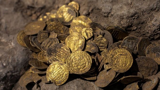 इजरायलका युवाले ११०० वर्ष अगाडिको सुनका सिक्का फेला पारे 