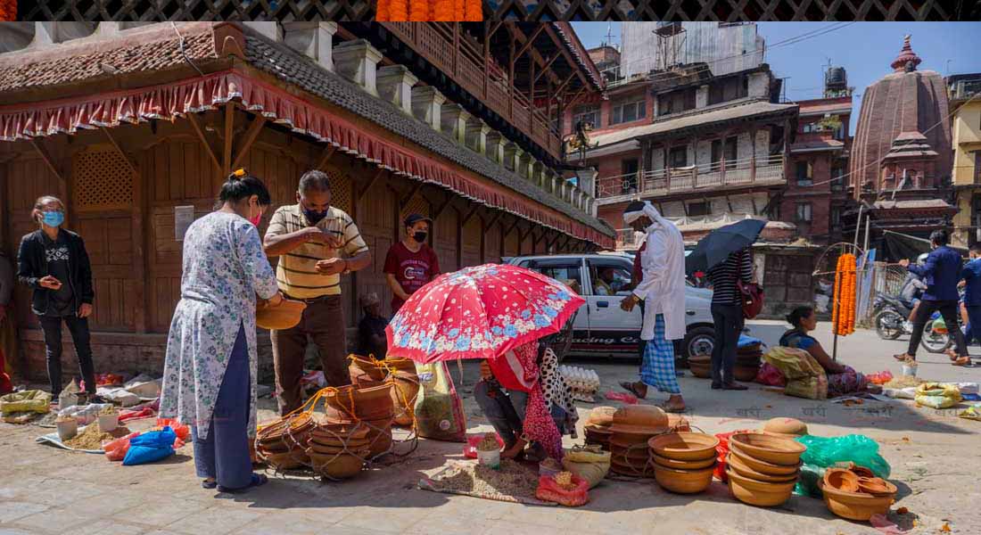 घटस्थापनामा जमरा रोप्‍नका लागि काठमाडौंको मरु टोलमा सामग्रीहरु बेच्दै व्यापारी । तस्बिरः सुनिल प्रधान    