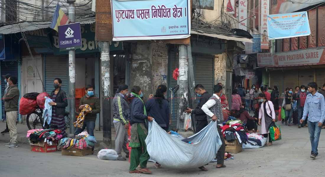 काठमाडौंको इन्द्रचोकमा फुटपाथ पसल निषेध गरिएको क्षेत्रमा अटेर गरी सामानहरु बेच्दै फुटपाथ व्यवासायी । तस्बिर : सुनील प्रधान/बाह्रखरी