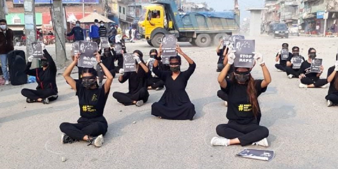 दाङमा बलात्कारविरुद्ध कालो पहिरनसहित कालो पट्टी बाँधेर प्रदर्शन