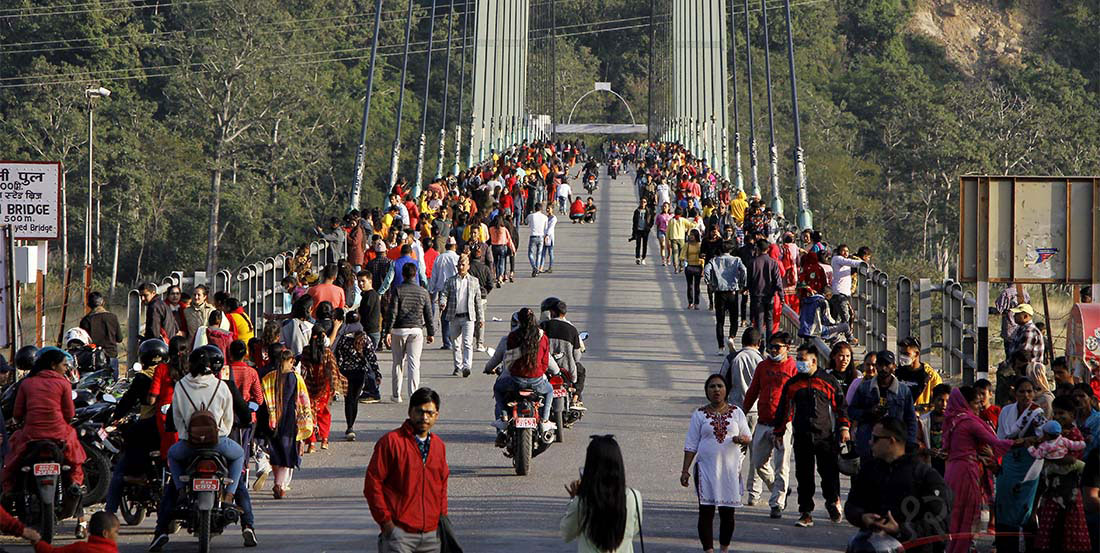 कैलाली र बर्दियाको सीमा चिसापानीमा रहेको कर्णाली पुलमा आन्तरिक पर्यटकको भिड । तस्बिर : हरिशजंग क्षेत्री/बाह्रखरी