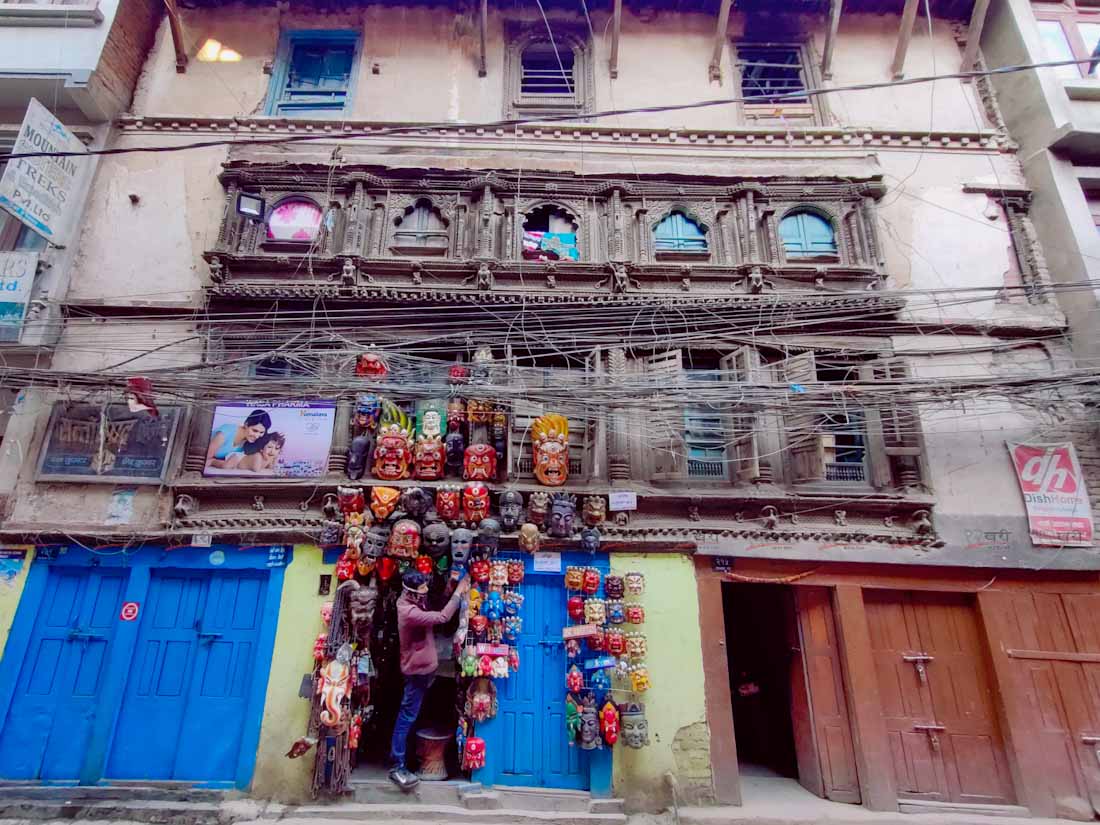 काठमाडौंको यत्खामा शुक्रबार बिहान पसलमा बिक्रीक लागि मुखोटहरु मिलाउँदै व्यापारी । तस्बिर : सुनिल प्रधान