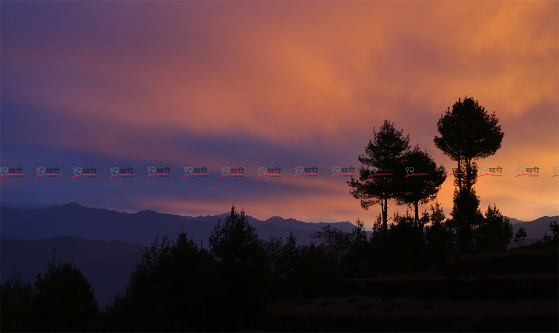 सूर्योदयका बखत दोलखाको भैसेंबाट देखिएको आकाश । तस्बिर : सुनील प्रधान/बाह्रखरी