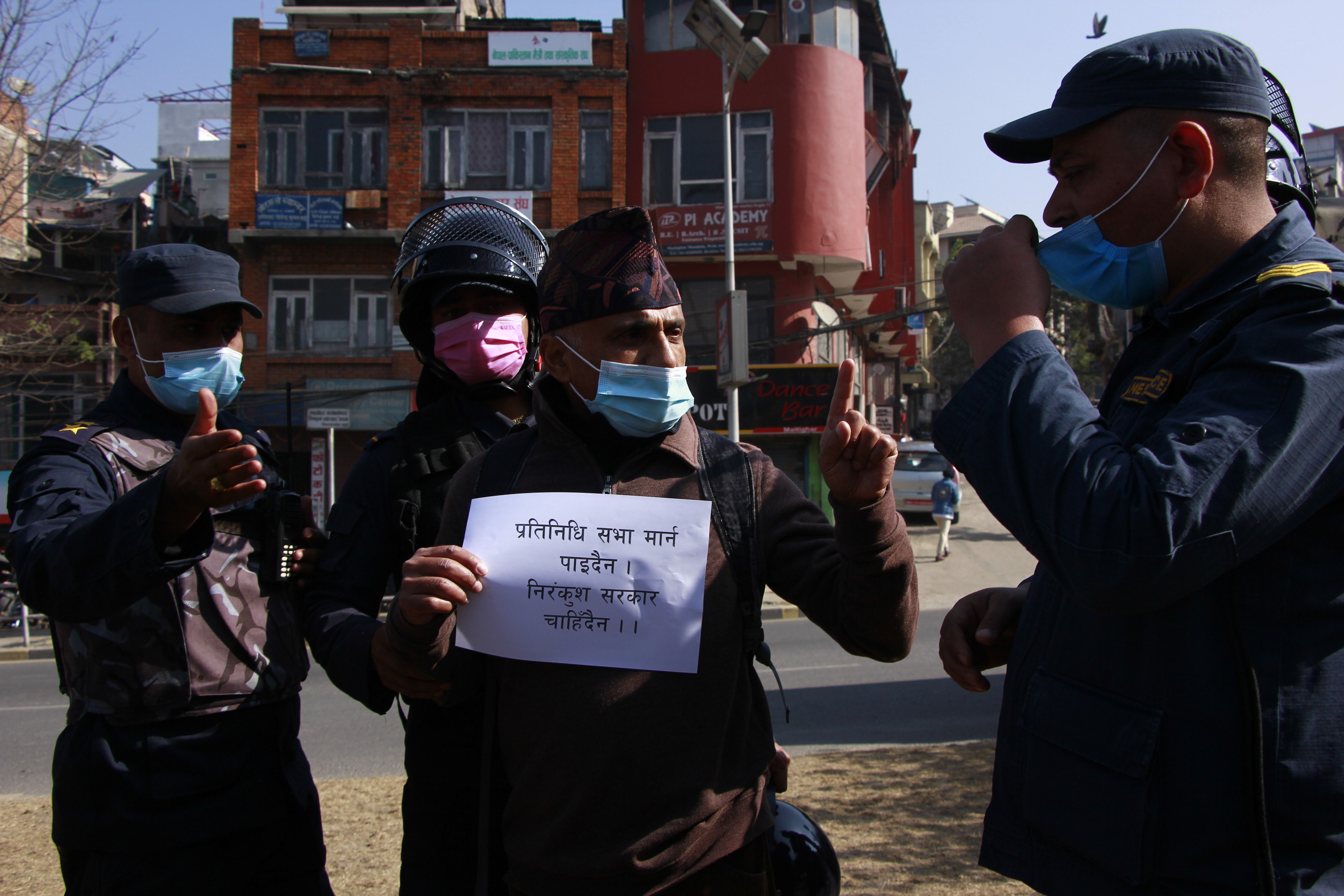 डा. गोबिन्द केसी शनिबार काठमाडौंमा संसद विघटनविरुद्ध प्रदर्शन गर्दै । तस्बिर : बाह्रखरी 