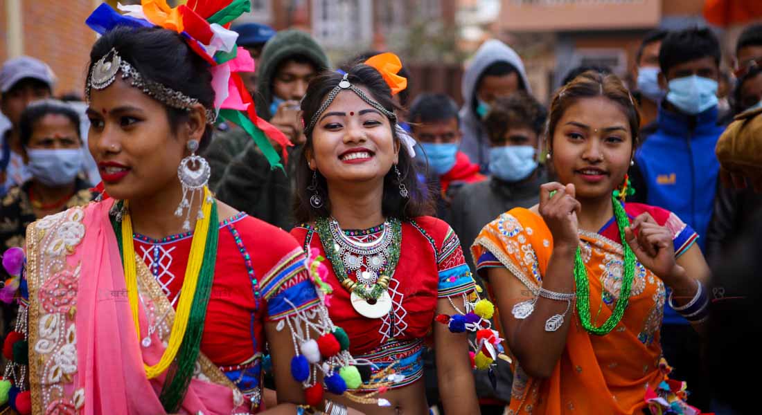माघीका अवसरमा काठमाडौंमा थारु महिला समाजले आयोजना गरेको कार्यक्रममा परम्परागत पहिरन लगाएर सहभागी थारु युवती । तस्बिर : सुनील प्रधान/बाह्रखरी