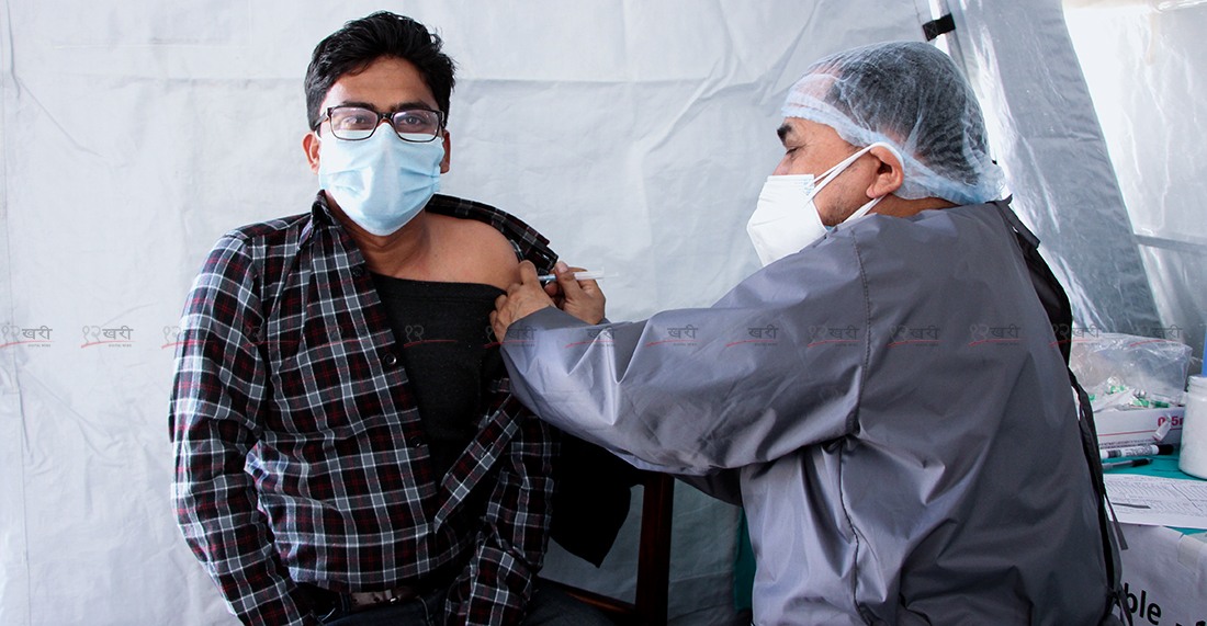 काठमाडौंको मीनभवनमा रहेको नागरिक अस्पतालमा कोभिसिल्ड खोप लगाउँदै एक पत्रकार । तस्बिर : हरिशजंग क्षेत्री/बाह्रखरी