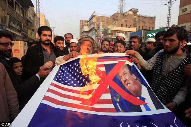 ट्रम्पको विरोधमा पाकिस्तानमा अमेरिकी झण्डा जलाइयो !