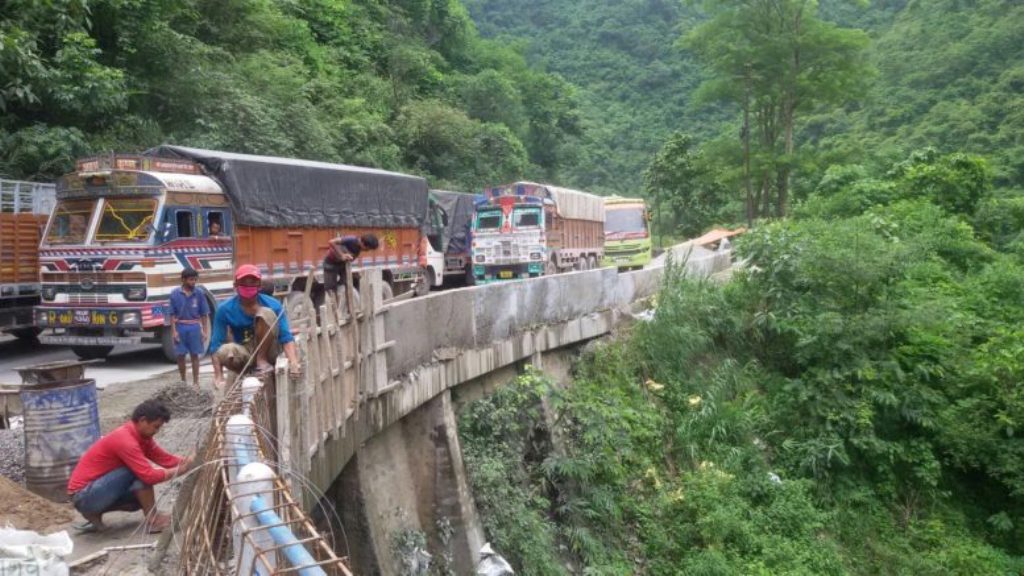 दुर्घटना निम्त्याउँदै नारायणगढ–मुग्लिन सडकका जीर्ण पुल