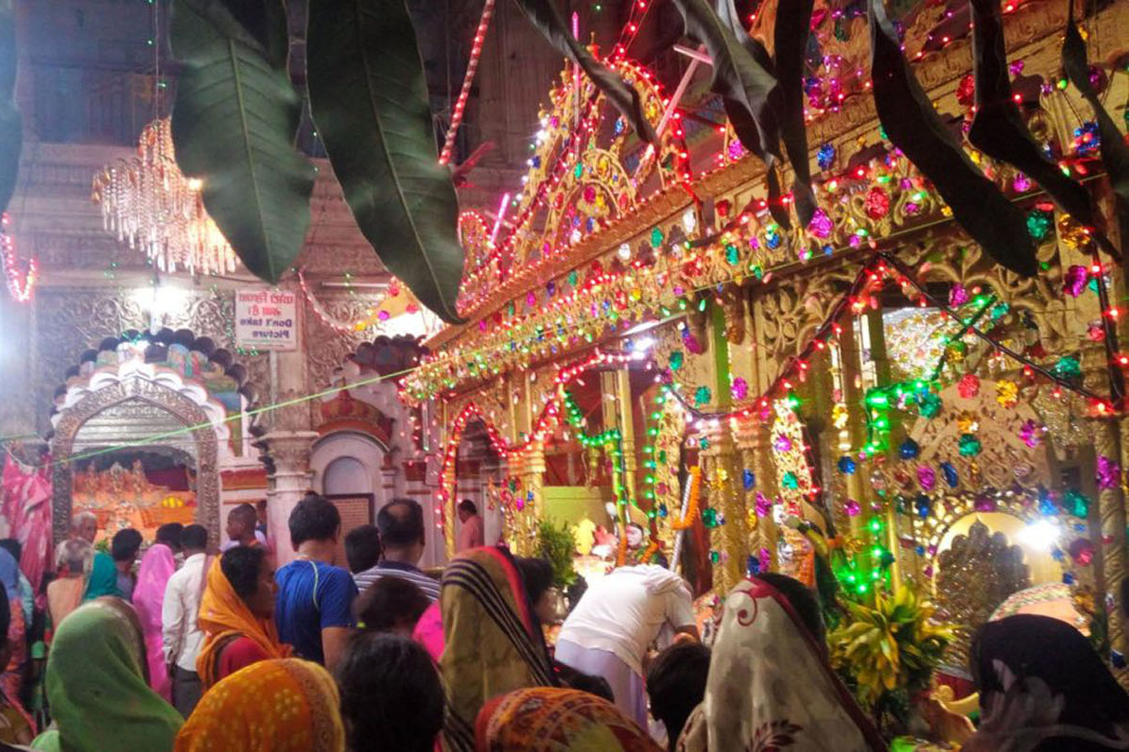 जनकपुरको जानकी मन्दिरमा झुला उत्सव हेर्न पुगेका भक्तजनको भीड । तस्बिर : रासस