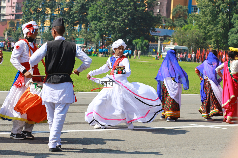 राजधानीमा बुधबार संविधान दिवसको समारोहमा सांस्कृतिक झाकी प्रदर्शन गरिँदै । तस्बिर : सरिता खड्का