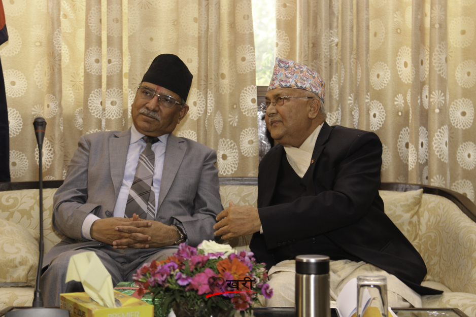 काठमाडौँ बालुवाटारमा बसेको नेकपा केन्द्रीय समिति बैठकमा उपस्थित अध्यक्षद्वय । तस्बिर : सरिता खड्का