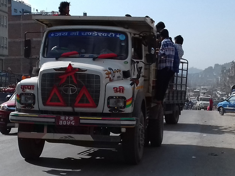 काठमाडौंबाट बनेपा हुँदै दोलखा जाँदै गरेको टिपरमा दसैं मान्नका लागि घर जान मंगलबार असुरक्षित यात्रा गर्दै यात्रु । तस्बिरः रासस