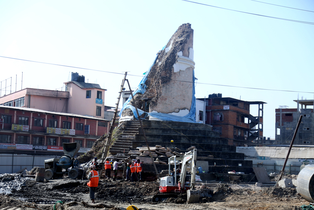 भूकम्पले क्षति भएको ऐतिहासिक धरहरा पुनःनिर्माण गरिदैँ । तस्बिरः रासस