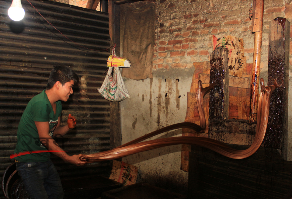काठमाडौंको टोखामा चाकु बनाउँदै स्थानीय । टोखा चाकुको लागि निकै प्रसिद्ध मानिन्छ । तस्बिर : सरिता खड्का
