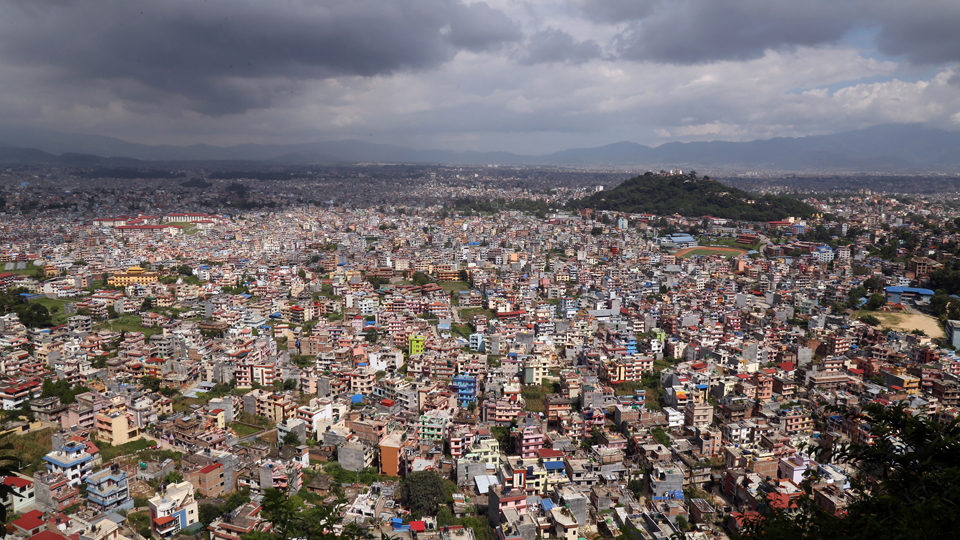 स्वयम्भूको हल्चोकबाट देखिएको काठमाडौँ उपत्यकाको रमणीय दृश्य । तस्बिरः रासस
