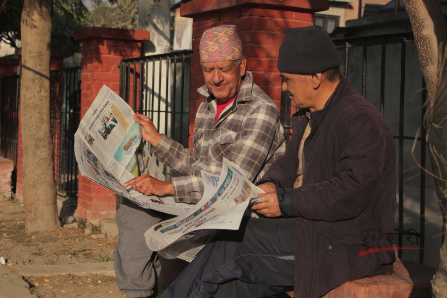 चुनावी चासो : काठमाडौंको कमलपोखरी पार्कमा सोमबार बिहान पत्रिका पढ्दै स्थानीय । तस्बिर : सरिता खड्का