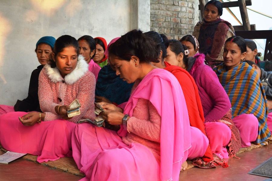 कञ्चनपुरको बेलडाँडी गाँउपालिका–१ का समूहमा आबद्ध महिला रकम बचत गर्दै । तस्बिर : रासस