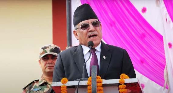 गैरआवासीय नेपाली नागरिकता वितरण गर्दै प्रधानमन्त्री