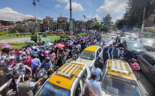 शिक्षकहरूको प्रदर्शनले काठमाडौंको ट्राफिक व्यवस्था अस्तव्यस्त