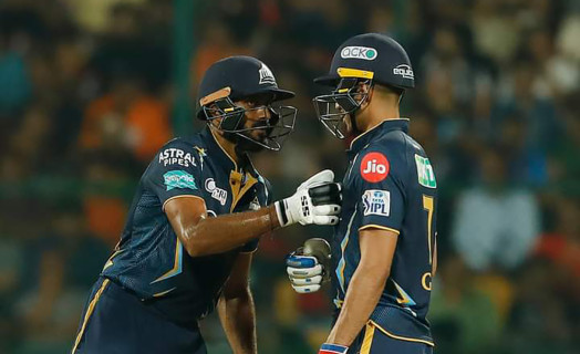 आईपीएलमा गुजरातले बेंग्लोरलाई हराउँदा मुम्बई प्लेअफमा 