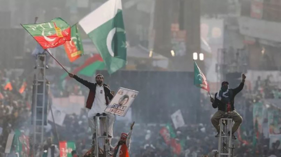 पाकिस्तानका पूर्वप्रधानमन्त्री खानका समर्थक र प्रहरीबीच झडप, प्रमुख सहरमा प्रदर्शन