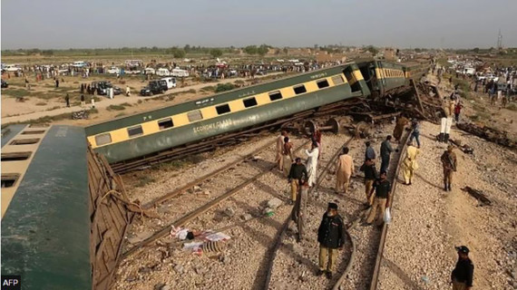पाकिस्तानमा रेल दुर्घटना हुँदा मृत्यु हुनेको संख्या ३० पुग्यो, १०० भन्दा बढी घाइते