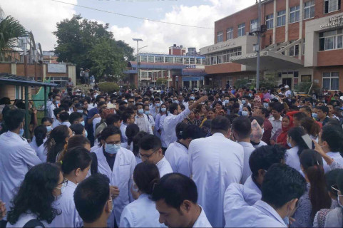 काठमाडौंका प्रमुख अस्पतालका आवासीय चिकित्सक आन्दोलनमा